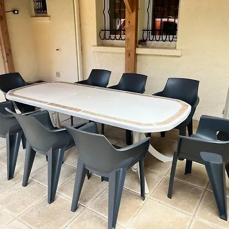 Hébergement de vacances Lovely Four Bedroom With Private Pool. Douzains