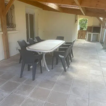 Hébergement de vacances Lovely Four Bedroom With Private Pool. Douzains