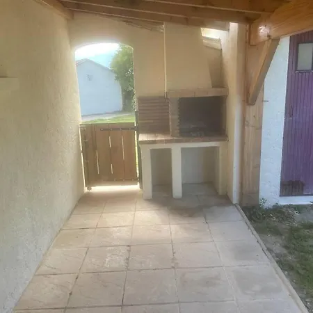 Lovely Four Bedroom With Private Pool. Hébergement de vacances *